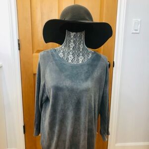 Gray ribbon sweater and gray floppy felt hat